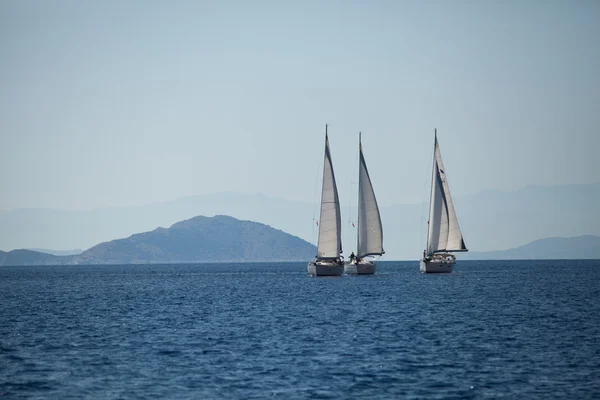 GULF SARÔNICO, GRÉCIA - SETEMBRO 23: Barcos Competidores Durante a regata de vela "Viva Grécia 2012" em 23 de setembro de 2012 no Golfo Sarônico, Grécia . — Fotografia de Stock