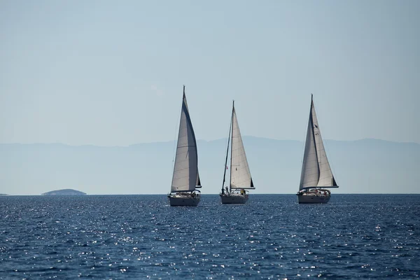 GULF SARONIQUE, GRÈCE - 23 SEPTEMBRE : Bateaux de compétition lors de la régate de voile "Viva Greece 2012" sur Septembre 23, 2012 sur le golfe Saronique, Grèce . — Photo