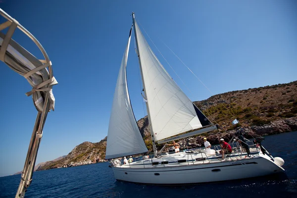 GULF SARÔNICO, GRÉCIA - SETEMBRO 23: Barcos Competidores Durante a regata de vela "Viva Grécia 2012" em 23 de setembro de 2012 no Golfo Sarônico, Grécia . — Fotografia de Stock