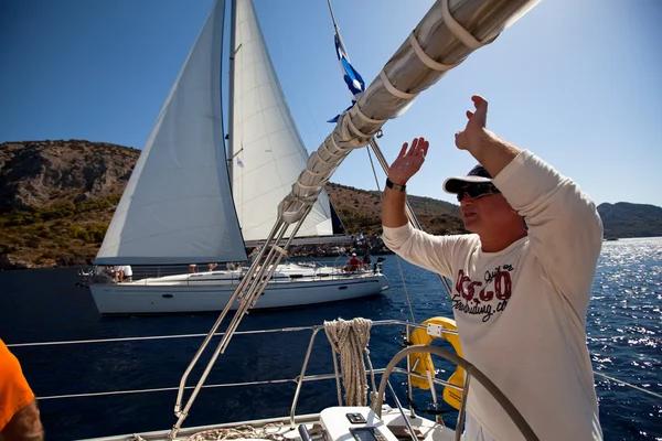 GULF SARONICO, GRECIA - 23 SETTEMBRE: I marinai partecipano alla regata di vela "Viva Grecia 2012" il 23 settembre 2012 sul Golfo Saronico, Grecia . — Foto Stock