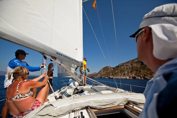 SARONIC GULF, GRECIA - 23 DE SEPTIEMBRE: Los marineros participan en la regata de vela "Viva Grecia 2012" el 23 de septiembre de 2012 en el Golfo Sarónico, Grecia . —  Fotos de Stock