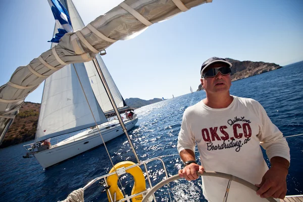 SARONIC GULF, GRECIA - 23 DE SEPTIEMBRE: Los marineros participan en la regata de vela "Viva Grecia 2012" el 23 de septiembre de 2012 en el Golfo Sarónico, Grecia . — Foto de Stock