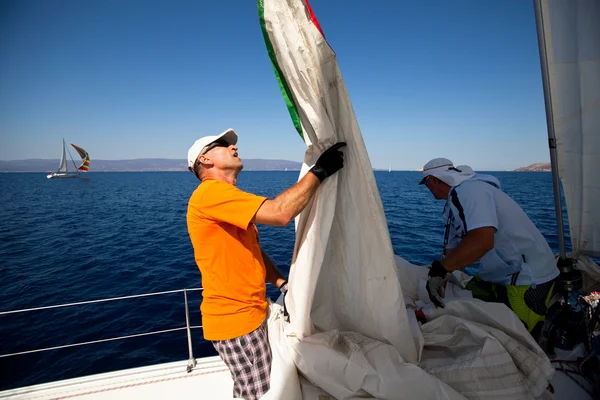 Saronský záliv, Řecko - 23. září: námořníci účastnit plachetnic "viva Řecko 2012" v září 23, 2012 na Saronský záliv, Řecko. — Stock fotografie