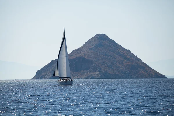 GULF SARÔNICO, GRÉCIA - SETEMBRO 23: Barcos Competidores Durante a regata de vela "Viva Grécia 2012" em 23 de setembro de 2012 no Golfo Sarônico, Grécia . — Fotografia de Stock