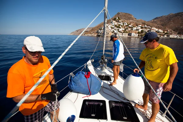 Σαρωνικός κόλπος, Ελλάδα - 23 Σεπτεμβρίου: ναύτες συμμετάσχου ρεγκάτα ιστιοπλοΐας "viva Ελλάδα 2012» στις 23 Σεπτεμβρίου 2012 στο Σαρωνικό κόλπο, Ελλάδα. — Φωτογραφία Αρχείου