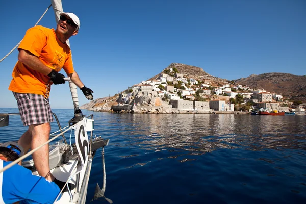 GULF SARÔNICO, GRÉCIA - SETEMBRO 23: Marinheiros participam da regata de vela "Viva Grécia 2012" em 23 de setembro de 2012 no Golfo Sarônico, Grécia . — Fotografia de Stock