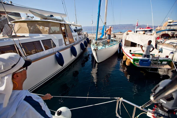 SARONIC GULF, GRECIA - 23 DE SEPTIEMBRE: Los marineros participan en la regata de vela "Viva Grecia 2012" el 23 de septiembre de 2012 en el Golfo Sarónico, Grecia . — Foto de Stock