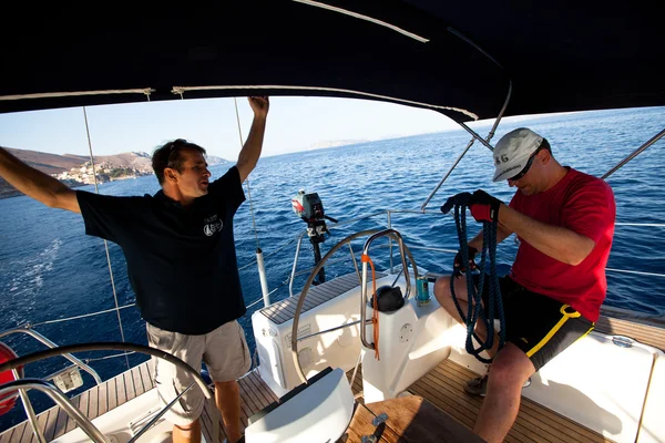 SARONIC GULF, GREECE - SEPTEMBER 23: Sailors participate in sailing regatta "Viva Greece 2012" on September 23, 2012 on Saronic Gulf, Greece. — Stock Photo, Image