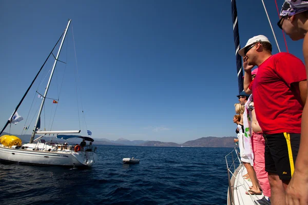 GULF SARÔNICO, GRÉCIA - SETEMBRO 23: Marinheiros participam da regata de vela "Viva Grécia 2012" em 23 de setembro de 2012 no Golfo Sarônico, Grécia . — Fotografia de Stock