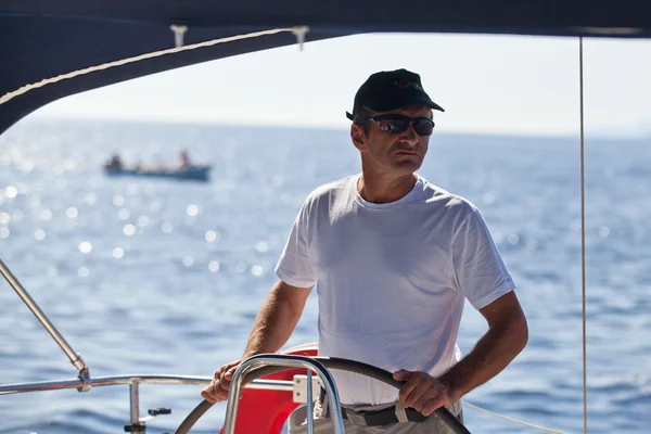 GULF SARÔNICO, GRÉCIA - SETEMBRO 23: Marinheiros participam da regata de vela "Viva Grécia 2012" em 23 de setembro de 2012 no Golfo Sarônico, Grécia . — Fotografia de Stock