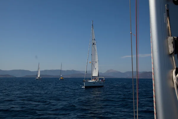 GULF SARÔNICO, GRÉCIA - SETEMBRO 23: Barcos Competidores Durante a regata de vela "Viva Grécia 2012" em 23 de setembro de 2012 no Golfo Sarônico, Grécia . — Fotografia de Stock