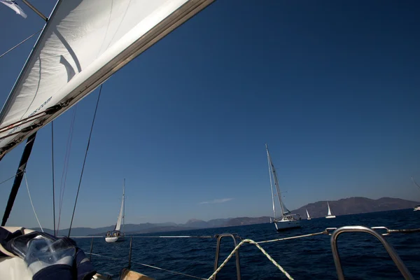 GULF SARÔNICO, GRÉCIA - SETEMBRO 23: Barcos Competidores Durante a regata de vela "Viva Grécia 2012" em 23 de setembro de 2012 no Golfo Sarônico, Grécia . — Fotografia de Stock