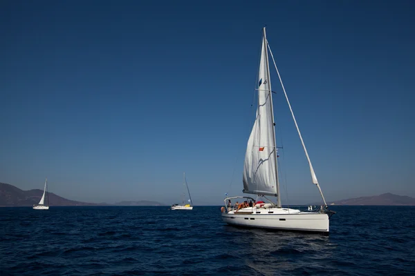 GULF SARÔNICO, GRÉCIA - SETEMBRO 23: Barcos Competidores Durante a regata de vela "Viva Grécia 2012" em 23 de setembro de 2012 no Golfo Sarônico, Grécia . — Fotografia de Stock