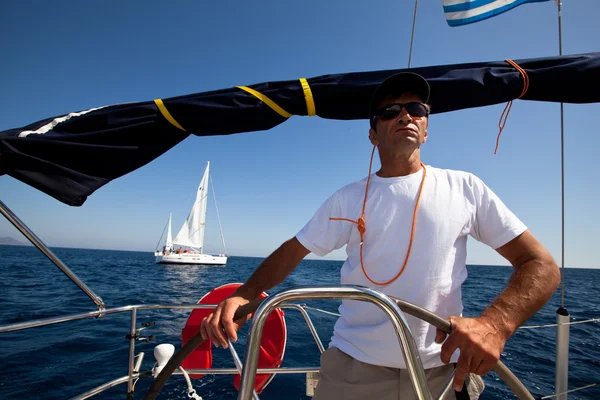 GULF SARONICO, GRECIA - 23 SETTEMBRE: I marinai partecipano alla regata di vela "Viva Grecia 2012" il 23 settembre 2012 sul Golfo Saronico, Grecia . — Foto Stock