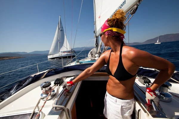 GULF SARÔNICO, GRÉCIA - SETEMBRO 23: Marinheiros participam da regata de vela "Viva Grécia 2012" em 23 de setembro de 2012 no Golfo Sarônico, Grécia . — Fotografia de Stock