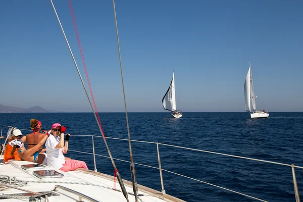 GULF SARÔNICO, GRÉCIA - SETEMBRO 23: Marinheiros participam da regata de vela "Viva Grécia 2012" em 23 de setembro de 2012 no Golfo Sarônico, Grécia . — Fotografia de Stock