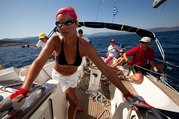 SARONIC GULF, GRECIA - 23 DE SEPTIEMBRE: Los marineros participan en la regata de vela "Viva Grecia 2012" el 23 de septiembre de 2012 en el Golfo Sarónico, Grecia . —  Fotos de Stock