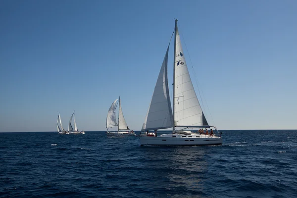 SARONIC GULF, GREECE - SEPTEMBER 23: Sailors participate in sailing regatta "Viva Greece 2012" on September 23, 2012 on Saronic Gulf, Greece. — Stock Photo, Image