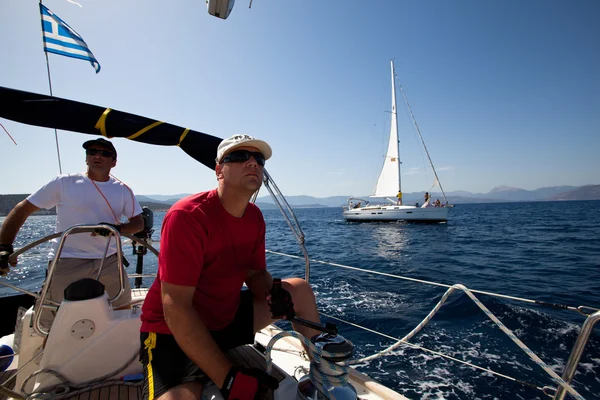 SARONIC GULF, GRECIA - 23 DE SEPTIEMBRE: Los marineros participan en la regata de vela "Viva Grecia 2012" el 23 de septiembre de 2012 en el Golfo Sarónico, Grecia . —  Fotos de Stock