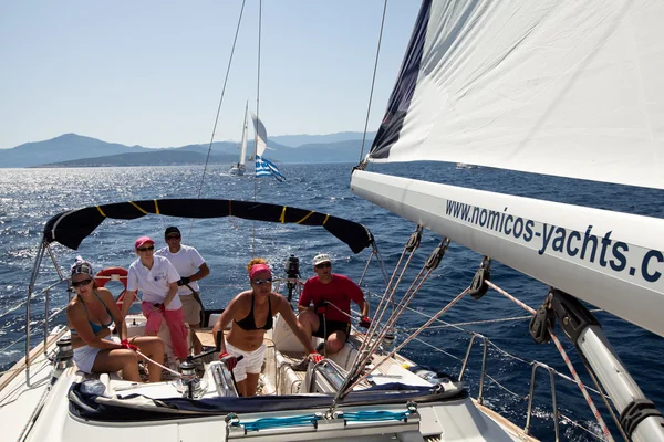 GULF SARONICO, GRECIA - 23 SETTEMBRE: I marinai partecipano alla regata di vela "Viva Grecia 2012" il 23 settembre 2012 sul Golfo Saronico, Grecia . — Foto Stock