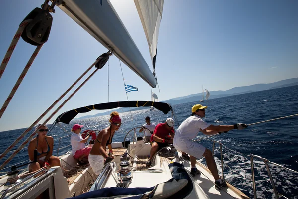 GULF SARONICO, GRECIA - 23 SETTEMBRE: I marinai partecipano alla regata di vela "Viva Grecia 2012" il 23 settembre 2012 sul Golfo Saronico, Grecia . — Foto Stock