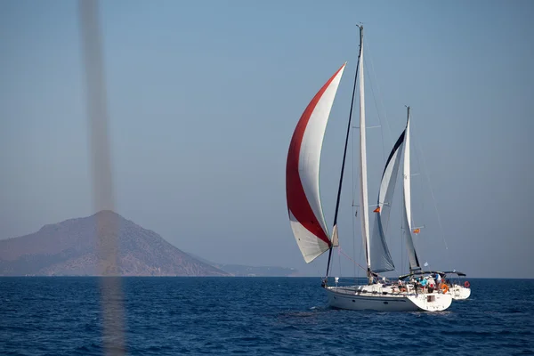 Saroniska bukten, Grekland - 23 september: båtar konkurrenter under segling regatta "viva Grekland 2012" den 23 september, 2012 på Saroniska bukten, Grekland. — Stockfoto