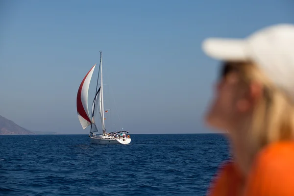 GULF SARÔNICO, GRÉCIA - SETEMBRO 23: Barcos Competidores Durante a regata de vela "Viva Grécia 2012" em 23 de setembro de 2012 no Golfo Sarônico, Grécia . — Fotografia de Stock