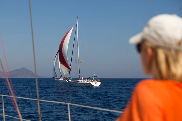 SARONIC GULF, GRECIA - 23 SETTEMBRE: Concorrenti barche Durante della regata di vela "Viva Grecia 2012" il 23 settembre 2012 sul Golfo Saronico, Grecia . — Foto Stock