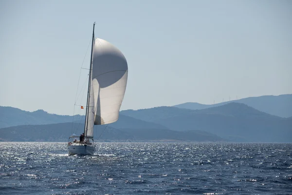 SARONIC GULF, GREECE - SEPTEMBER 23: Sailors participate in sailing regatta "Viva Greece 2012" on September 23, 2012 on Saronic Gulf, Greece. — Stock Photo, Image