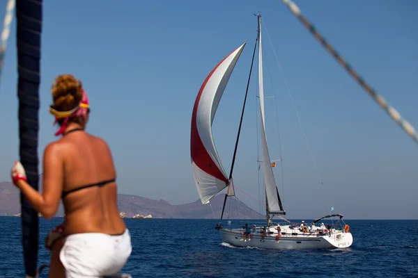 GULF SARÔNICO, GRÉCIA - SETEMBRO 23: Barcos Competidores Durante a regata de vela "Viva Grécia 2012" em 23 de setembro de 2012 no Golfo Sarônico, Grécia . — Fotografia de Stock