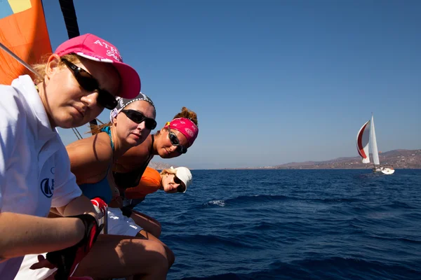 GULF SARONICO, GRECIA - 23 SETTEMBRE: I marinai partecipano alla regata di vela "Viva Grecia 2012" il 23 settembre 2012 sul Golfo Saronico, Grecia . — Foto Stock