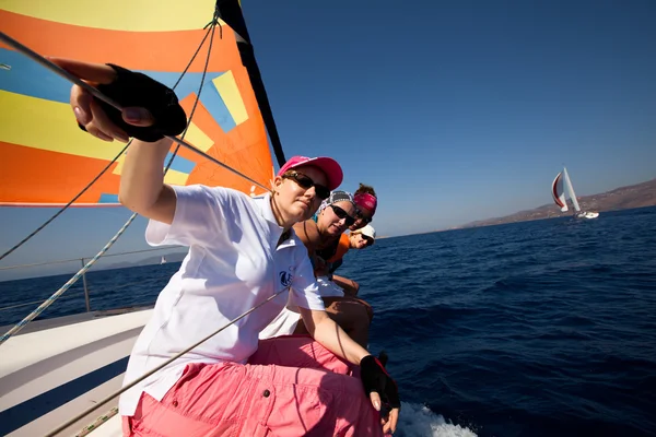 GULF SARONICO, GRECIA - 23 SETTEMBRE: I marinai partecipano alla regata di vela "Viva Grecia 2012" il 23 settembre 2012 sul Golfo Saronico, Grecia . — Foto Stock