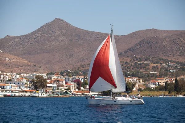 SARONIC GULF, GREECE - SEPTEMBER 23: Sailors participate in sailing regatta "Viva Greece 2012" on September 23, 2012 on Saronic Gulf, Greece. — Stock Photo, Image