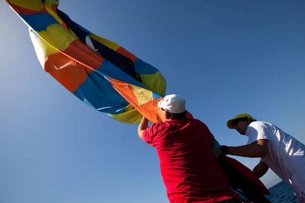 SARONIC GULF, GREECE - SEPTEMBER 23: Sailors participate in sailing regatta "Viva Greece 2012" on September 23, 2012 on Saronic Gulf, Greece. — Stock Photo, Image