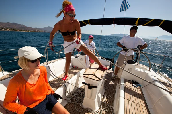 GULF SARÔNICO, GRÉCIA - SETEMBRO 23: Marinheiros participam da regata de vela "Viva Grécia 2012" em 23 de setembro de 2012 no Golfo Sarônico, Grécia . — Fotografia de Stock