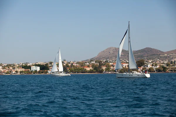 GULF SARONICO, GRECIA - 23 SETTEMBRE: I marinai partecipano alla regata di vela "Viva Grecia 2012" il 23 settembre 2012 sul Golfo Saronico, Grecia . — Foto Stock