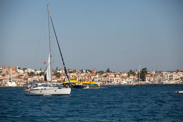 Saronischer Golf, Griechenland - 23. September: Segler nehmen an der Segelregatta "viva greece 2012" am 23. September 2012 auf Saronischer Golf, Griechenland teil. — Stockfoto