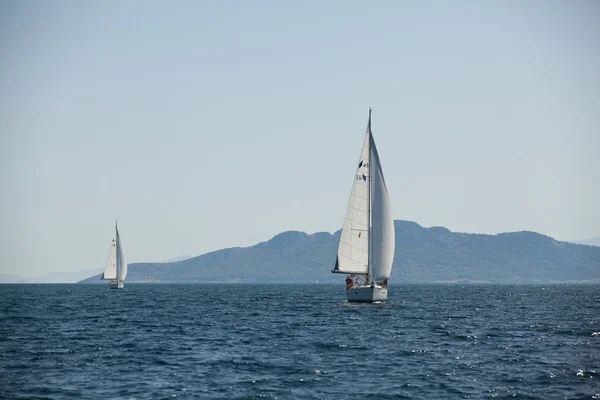 GULF SARÔNICO, GRÉCIA - SETEMBRO 23: Barcos Competidores Durante a regata de vela "Viva Grécia 2012" em 23 de setembro de 2012 no Golfo Sarônico, Grécia . — Fotografia de Stock