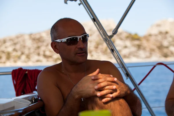 SARONIC GULF, GRECIA - 23 DE SEPTIEMBRE: Barcos competidores Durante la regata de vela "Viva Grecia 2012" el 23 de septiembre de 2012 en el Golfo Sarónico, Grecia . —  Fotos de Stock