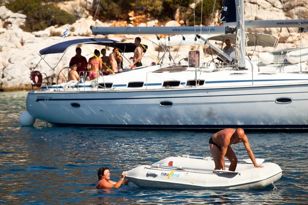 SARONIC GULF, GREECE - SEPTEMBER 23: Sailors participate in sailing regatta "Viva Greece 2012" on September 23, 2012 on Saronic Gulf, Greece. — Stock Photo, Image