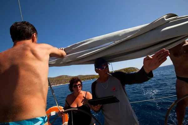SARONIC GULF, GRECIA - 23 DE SEPTIEMBRE: Los marineros participan en la regata de vela "Viva Grecia 2012" el 23 de septiembre de 2012 en el Golfo Sarónico, Grecia . — Foto de Stock