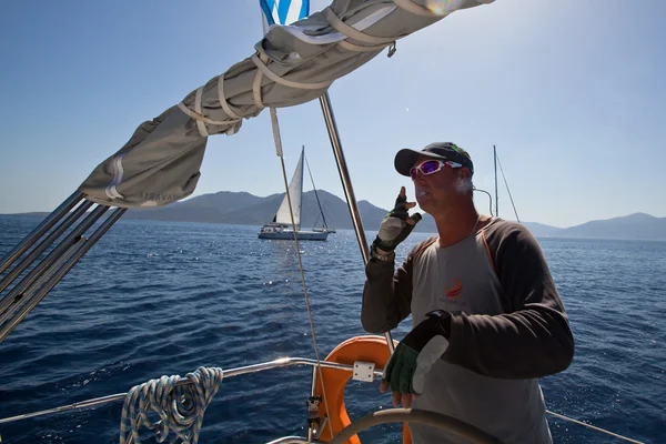 Σαρωνικός κόλπος, Ελλάδα - 23 Σεπτεμβρίου: ναύτες συμμετάσχου ρεγκάτα ιστιοπλοΐας "viva Ελλάδα 2012» στις 23 Σεπτεμβρίου 2012 στο Σαρωνικό κόλπο, Ελλάδα. — Φωτογραφία Αρχείου