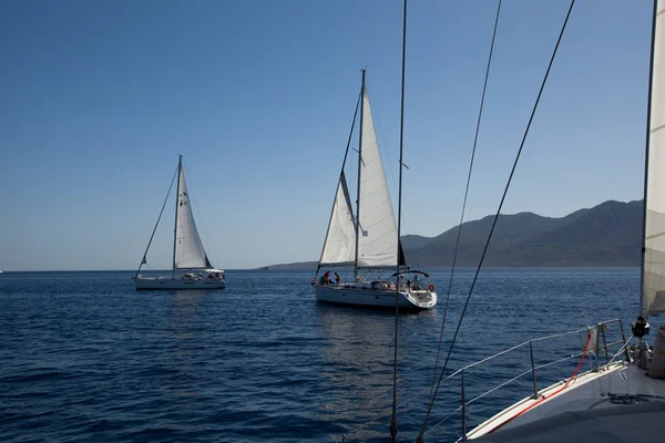 GULF SARONICO, GRECIA - 23 SETTEMBRE: I marinai partecipano alla regata di vela "Viva Grecia 2012" il 23 settembre 2012 sul Golfo Saronico, Grecia . — Foto Stock