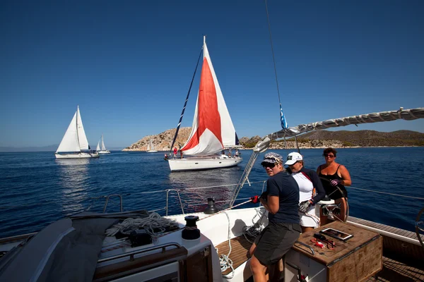 Marinaio non identificato partecipa alla regata di vela "Viva Grecia 2012 " — Foto Stock