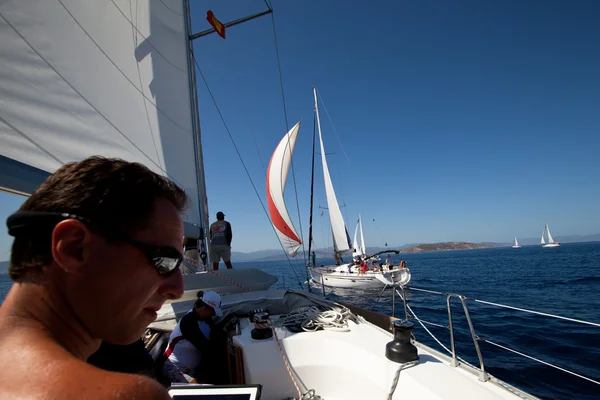 Oidentifierade sjöman deltar i segling regatta "viva Grekland 2012" — Stockfoto