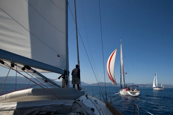 Oidentifierade sjöman deltar i segling regatta "viva Grekland 2012" — Stockfoto