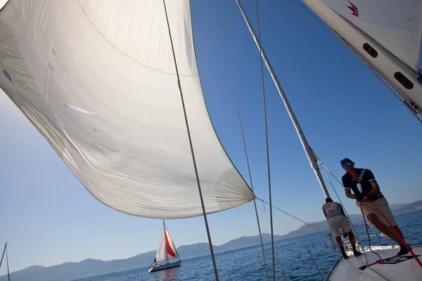 Oidentifierade sjöman deltar i segling regatta "viva Grekland 2012" — Stockfoto