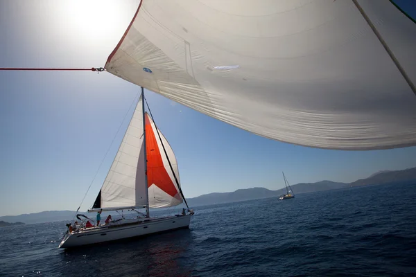 SARONIC GULF, GREECE - SEPTEMBER 23: Sailors participate in sailing regatta "Viva Greece 2012" on September 23, 2012 on Saronic Gulf, Greece. — Stock Photo, Image