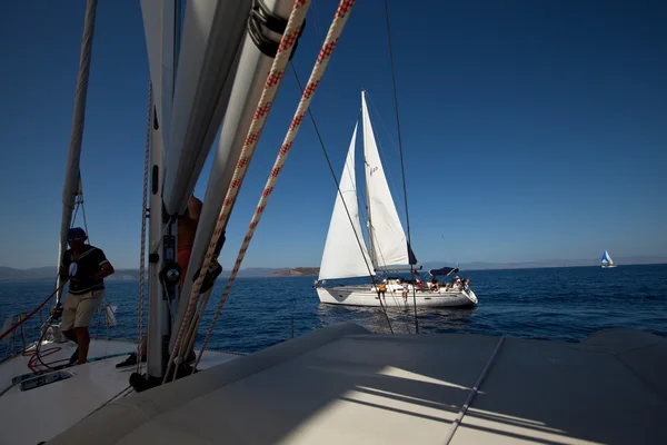 Marinheiro não identificado participa em regata de vela "Viva Grécia 2012 " — Fotografia de Stock