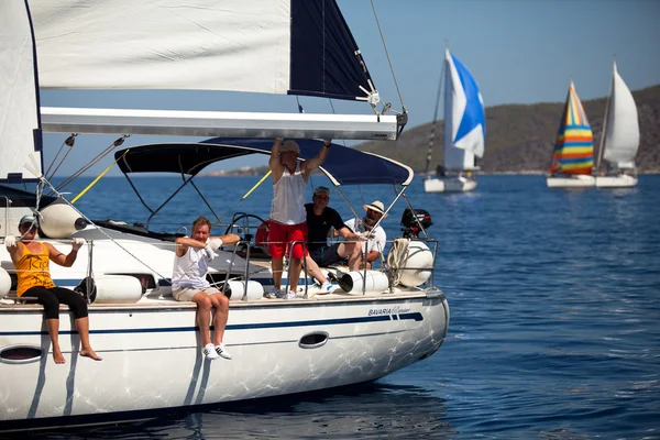 萨罗尼克湾，希腊-9 月 23 日： 船的奥帆赛期间的竞争对手"viva 希腊 2012" 在 2012 年 9 月 23 日在希腊萨罗尼克湾. — 图库照片